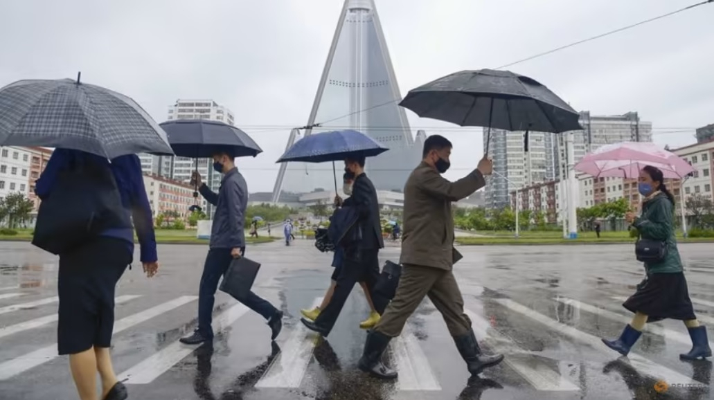 2020년 5월 15일 북한 평양에서 마스크를 쓴 시민들이 횡단보도를 건너고 있다. [로이터]