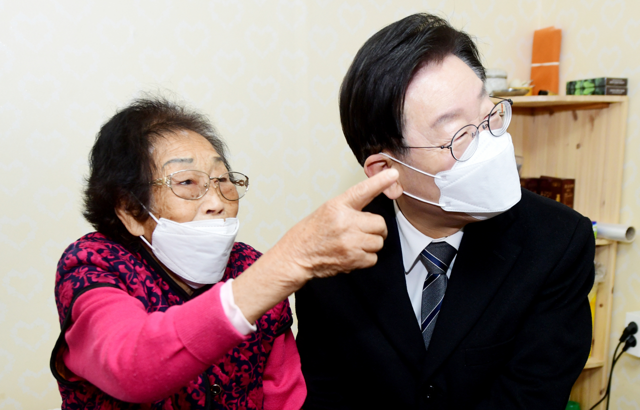 더불어민주당 이재명 대표가 일제 강제 동원 피해자 양금덕 할머니를 만나 손을 잡고 대화하고 있다. 연합뉴스