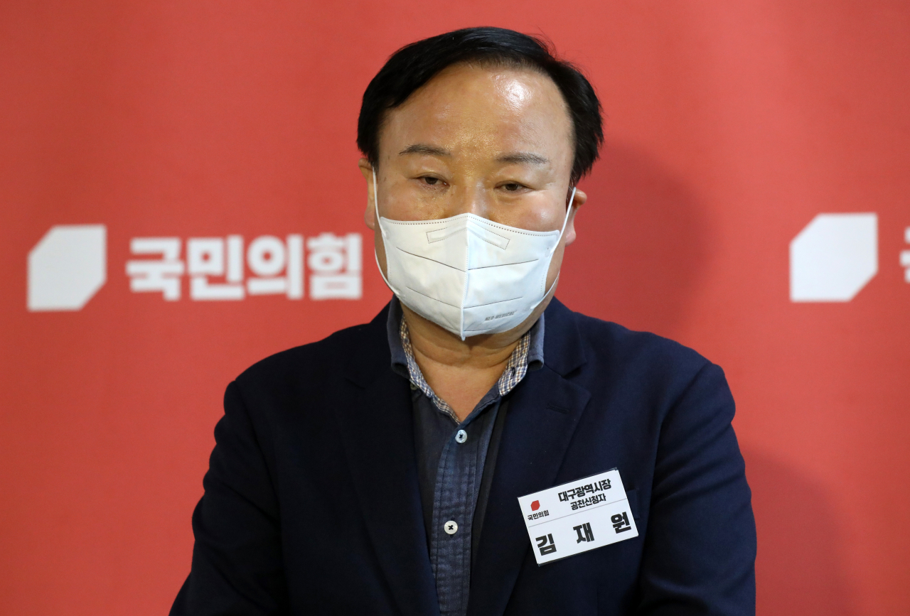 대구광역시장에 공천 신청한 김재원 전 최고위원이 8일 오후 국회에서 열린 국민의힘 제8회 전국동시지방선거 광역단체장 공천신청자 면접을 마친 뒤 취재진의 질문에 답하고 있다. [연합]