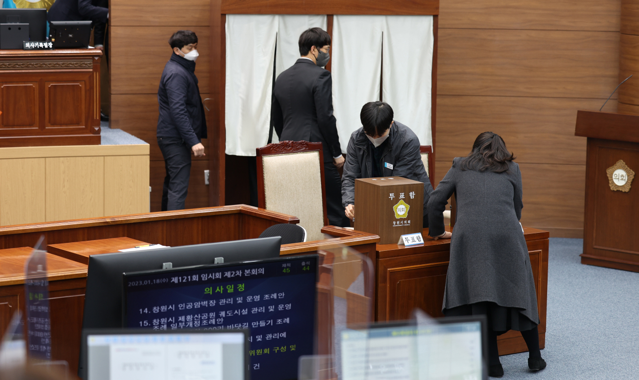 18일 오후 경남 창원시 성산구 창원시의회에서 열린 '제121회 창원시의회 (임시회) 제2차 본회의'에서 이태원 참사 유족에 막말해 공분을 산 김미나 시의원 징계 요구의 건 표결을 앞두고 시의회 직원이 투표함을 설치하고 있다. 김 시의원 제명 안건은 부결됐다. [연합]