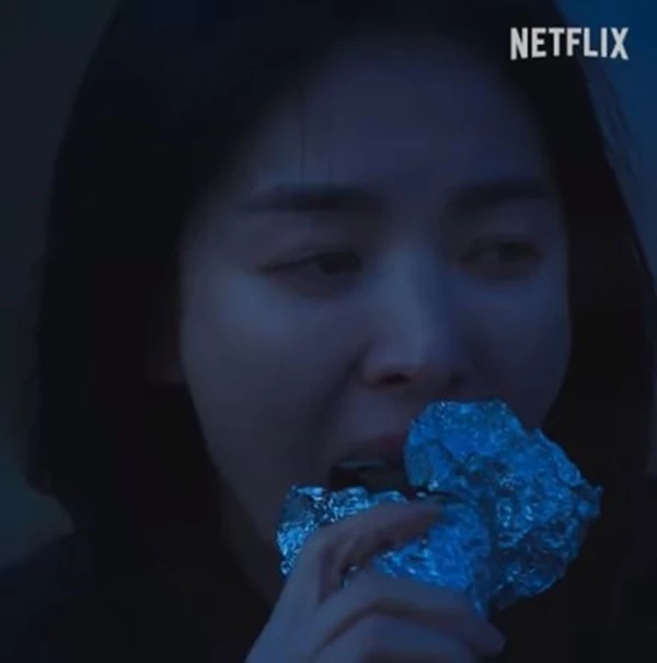 Moon Dong-eun, the protagonist of Netflix's “The Glory,” eats a roll of gimbap. (Netflix)