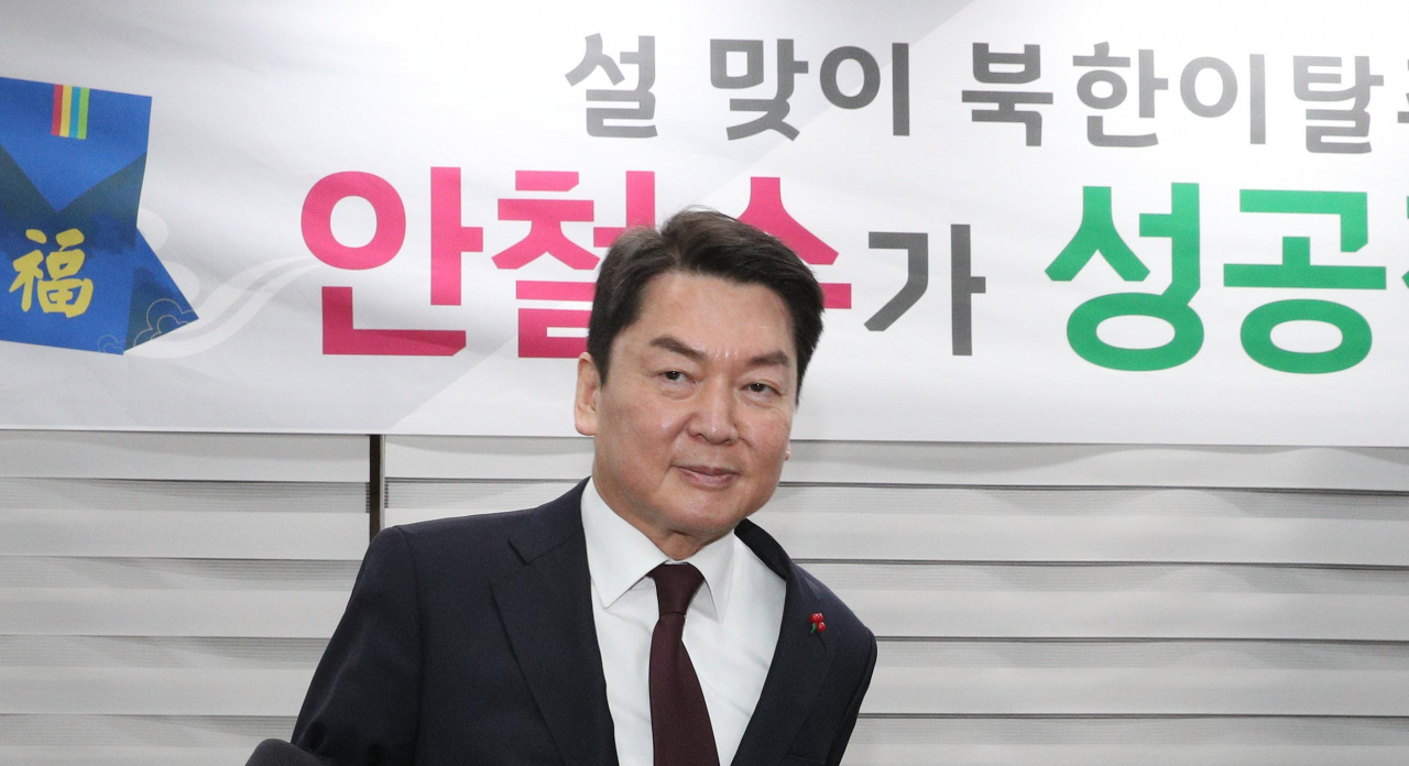 국민의힘 당권주자인 안철수 의원이 24일 서울 여의도 한 식당에서 열린 북한 이탈주민 간담회에 참석하고 있다. [연합]