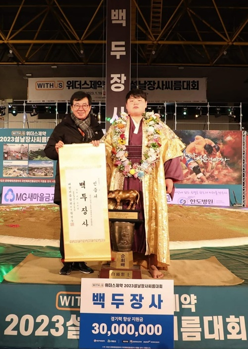 김성 장흥군수와 김민재 선수.