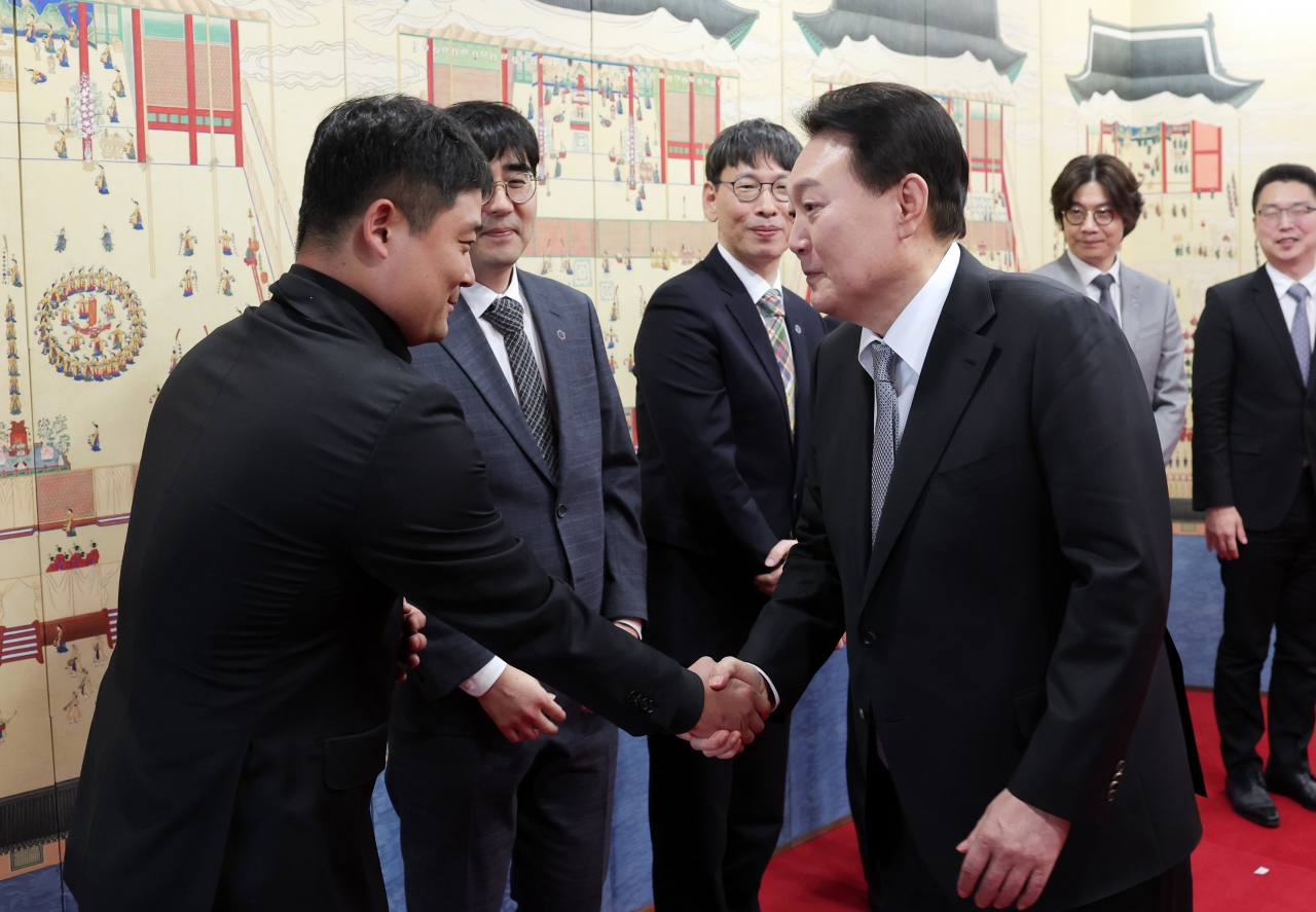 윤석열 대통령이 지난 24일 서울 용산 대통령실에서 열린 ‘과학기술 영 리더와의 대화’에서 참석자와 악수하고 있다. 오찬과 함께 진행된 이번 행사는 UAE-스위스 순방 후속 조치 차원에서 마련됐다. [연합]