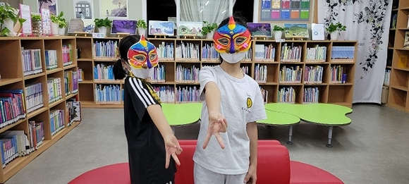 경남 김해시 팔판빛오름작은도서관에서 독서행사가 진행되고 있다. [사진=김해시]