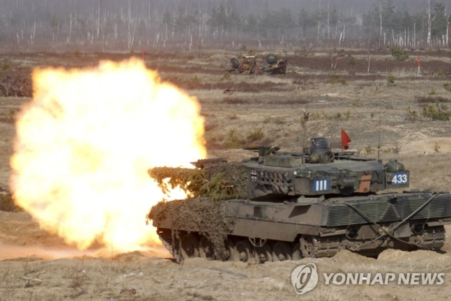 올라프 숄츠 독일 총리가 우크라이나에 레오파드2 전차를 지원하기로 하고 폴란드 등 다른 나라들도 보유한 레오파드2를 우크라이나에 보내는 것을 허용하기로 했다고 독일 언론매체들이 24일(현지시간) 보도했다. 사진은 독일 병사들이 레오파드2와 함께 2021년 3월 26일 라트비아 아다지 군기지에서 실시된 북대서양조약기구(NATO·나토) 훈련에 참가하는 모습. [EPA=연합]