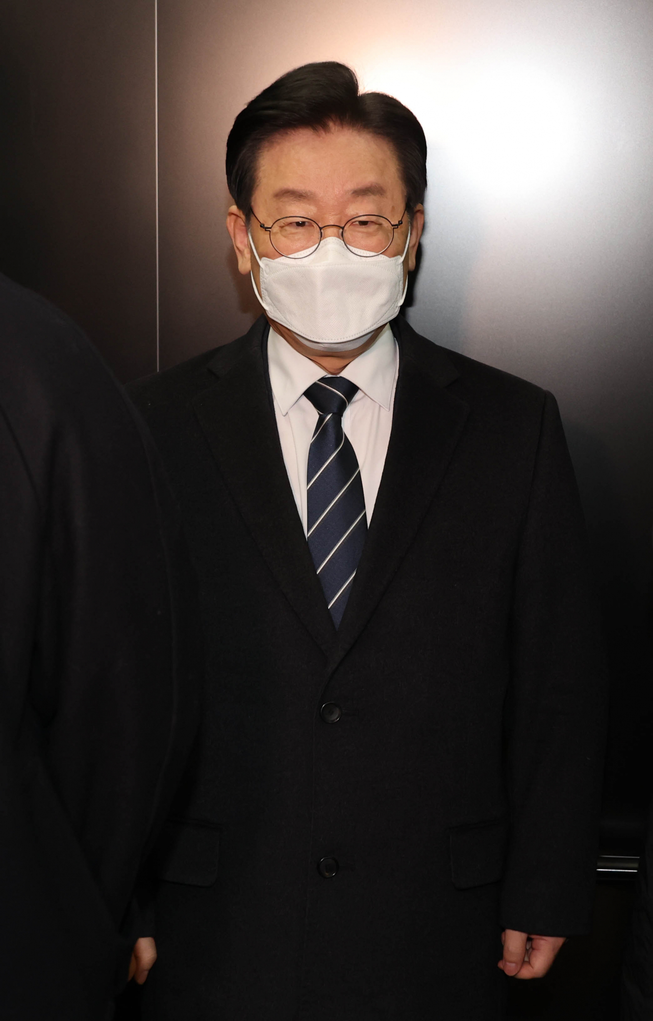 더불어민주당 이재명 대표가 25일 서울시 마포구 한 식당에서 처럼회 소속 의원들과 오찬을 마친 뒤 식당 밖으로 나오고 있다. 연합뉴스