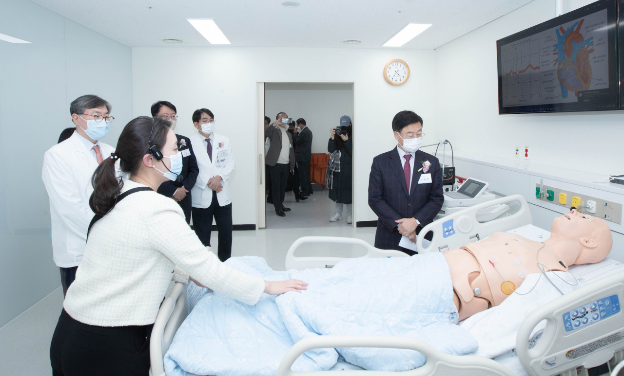 백남종 분당서울대병원장과 (왼쪽) 신상진 성남시장(오른쪽)