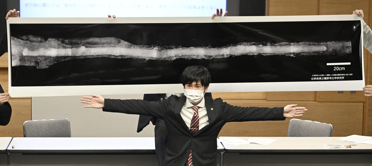세기 무렵 조성된 것으로 추정되는 일본 나라현 도미오마루야마(富雄丸山) 고분에서 출토된 뱀 모양 검. 길이가 2.37ｍ로, 일본에서 발견된 관련 유물 중 최대급으로 평가된다. [연합]