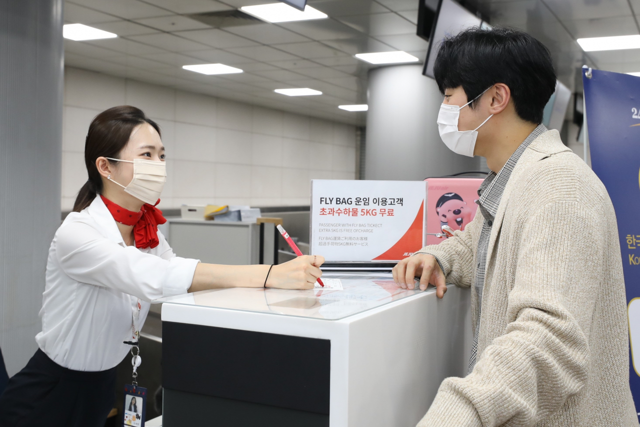제주항공 고객이 ‘서울역 도심공항터미널 탑승수속 서비스’를 이용 중인 모습. [제주항공 제공]