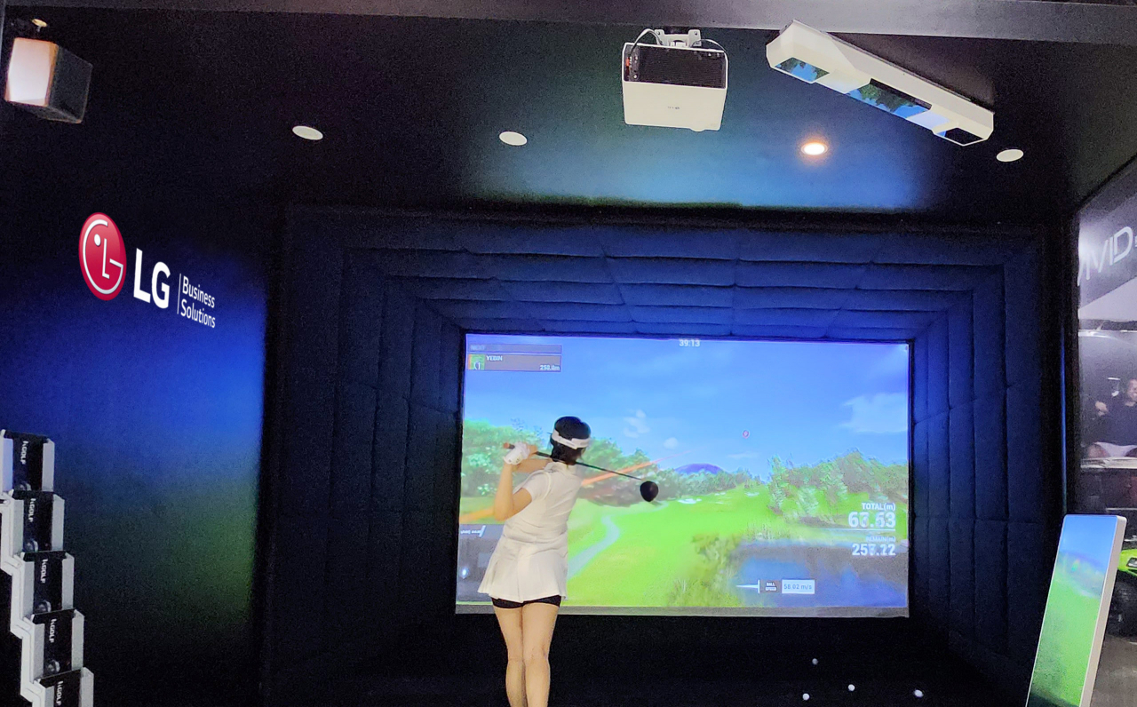 천장에 설치된 프리미엄 상업용 프로젝터 LG 프로빔 레이저 4K를 활용해 조성한 스크린골프 체험존 [LG전자 제공]