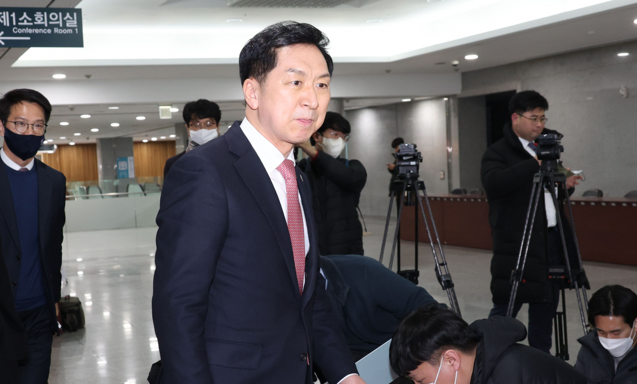 국민의힘 당권 주자인 김기현 의원이 25일 오후 서울 여의도 국회 의원회관에서 열린 지속발전 가능한 폐기물 매립 및 친환경적 활용방안 토론회 참석을 마치고 취재진 질문에 답한 뒤 이동하고 있다. [연합]