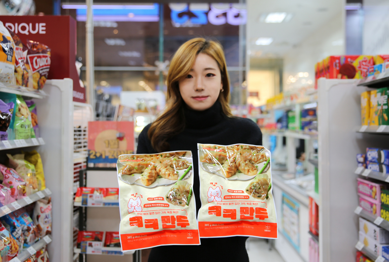 GS25와 쿠캣이 공동 개발한 ‘ㅋㅋ만두’. [GS리테일 제공]