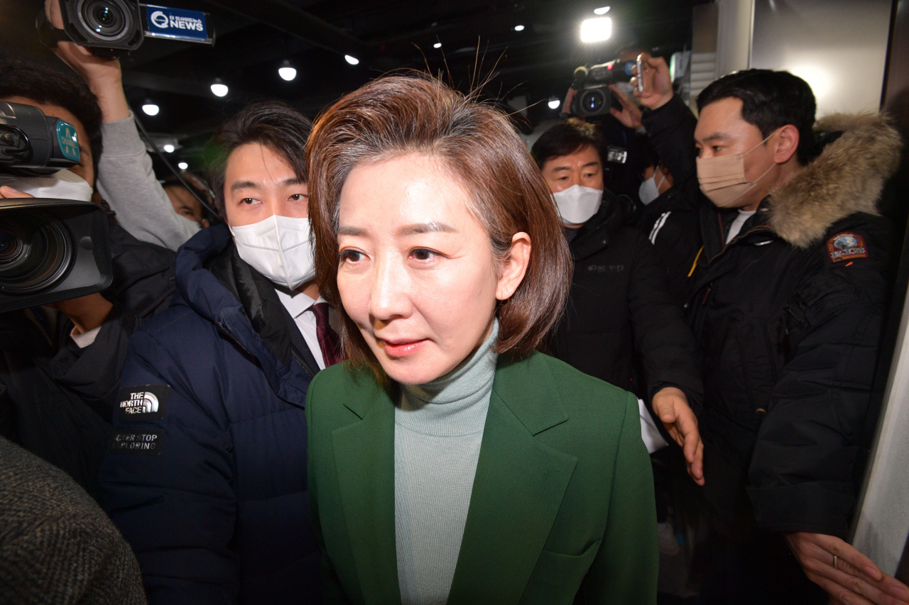 나경원 전 국민의힘 의원이 25일 오전 서울 여의도 국힘의힘 당사에서 전당대회 불출마 입장을 밝힌 뒤 당사를 나서고 있다. [연합]