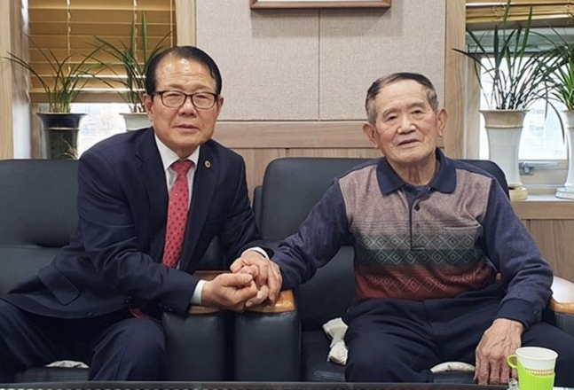 최동복(오른쪽)씨가 지난 11일 대한노인회 의정부시지회에 15년간 파지를 주워 모은 전 재산 4천만원을 기부한 뒤 김형두 지회장과 기념 촬영하고 있다. [대한노인회 제공]