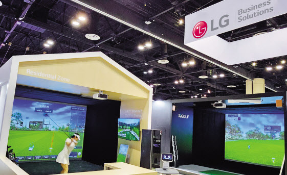 LG전자는 스크린골프 시뮬레이터 제작 전문기업 케이골프(KGOLF)와 함께 24일(현지시간)부터 나흘간 미국 올랜도에서 열리는 세계 최대 골프 전시회 ‘PGA 쇼(PGA Show) 2023’에서 공간 맞춤형 실내 골프 솔루션을 선보인다고 26일 밝혔다. 사진은 한 모델이 ‘LG 프로빔 레이저 4K’를 활용해 조성한 스크린골프 체험존에서 4K(3840×2160) 해상도의 선명한 고화질로 실감 나는 골프 라운딩 경험하는 모습. 김민지 기자