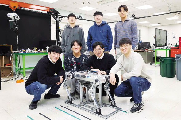KAIST 기계공학과 황보제민(왼쪽 네번째) 교수 연구팀과 사족보행 로봇 ‘라이보’ [KAIST 제공]