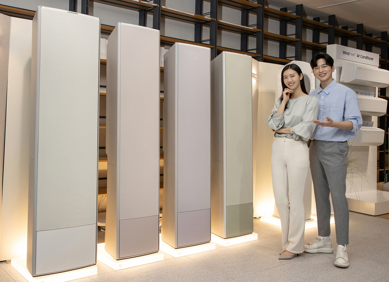 삼성전자 모델이 삼성전자 서울 R&D 캠퍼스에서 2023년형 비스포크 무풍에어컨 갤러리 제품을 소개하고 있는 모습[삼성전자 제공]