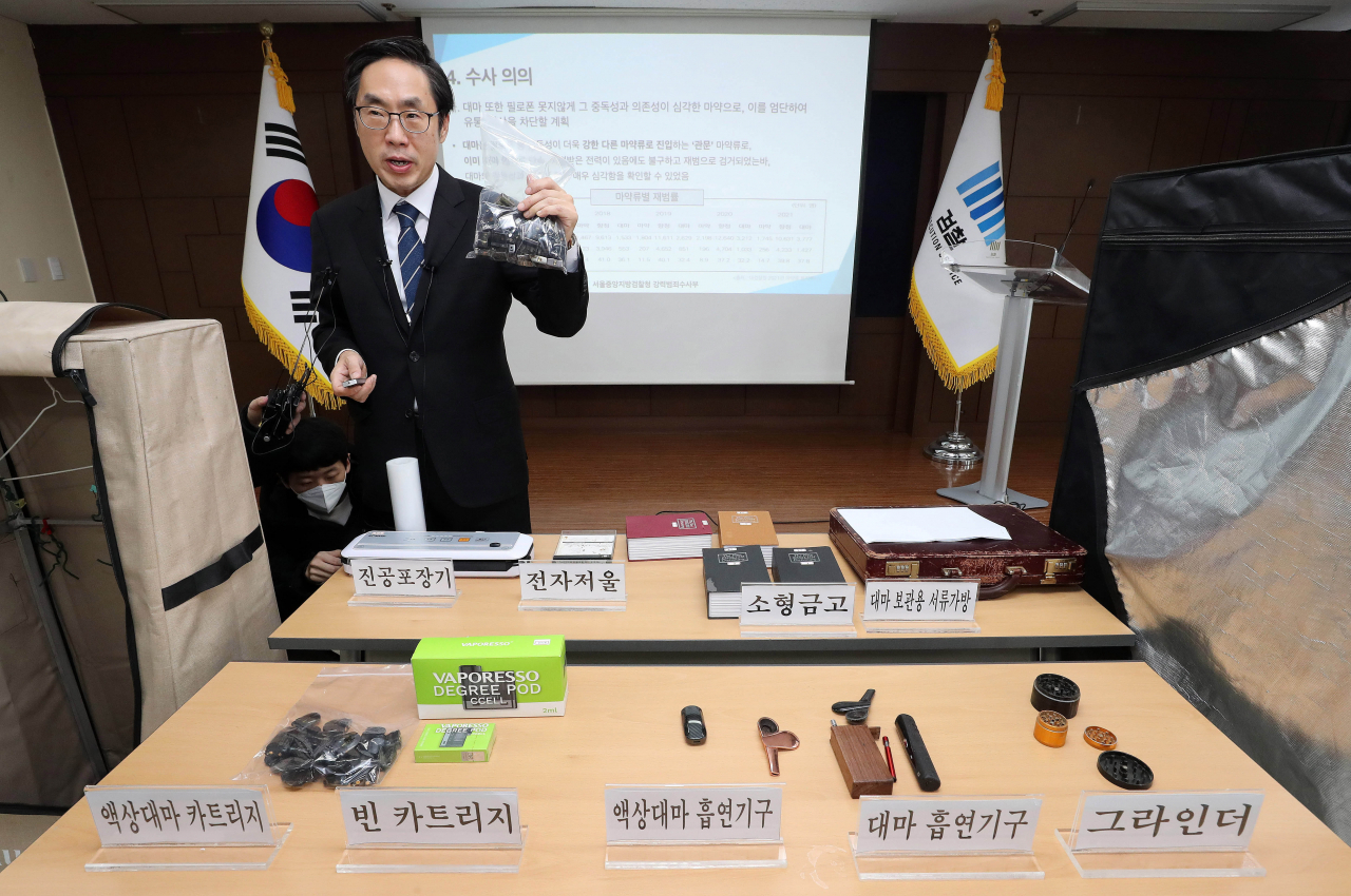 26일 서울중앙지검 브리핑실에서 열린 '재벌가·연예인 연루 대마사범 집중 수사 결과 발표'에서 신준호 중앙지검 강력부장이 증거품을 설명하고 있다. 연합뉴스