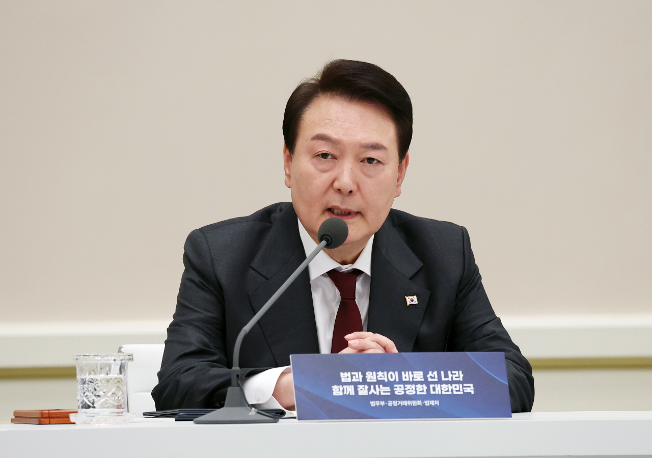 윤석열 대통령이 26일 청와대 영빈관에서 열린 법무부, 공정거래위원회, 법제처 등에 대한 업무보고에서 발언하고 있다. [연합]