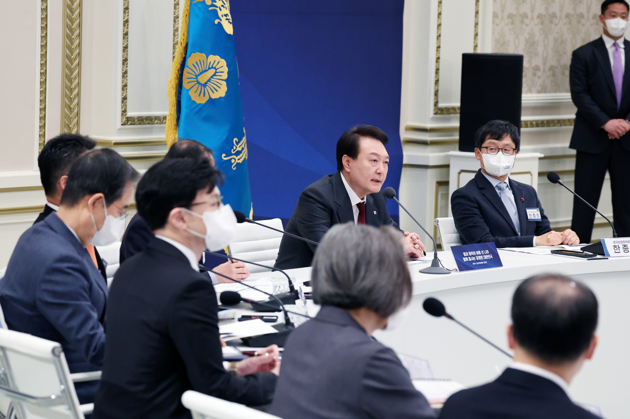 윤석열 대통령이 26일 청와대 영빈관에서 열린 법무부, 공정거래위원회, 법제처 등에 대한 업무보고에서 발언하고 있다. [연합]