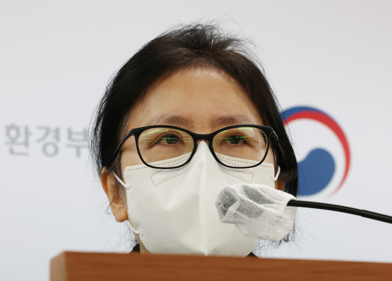 김지영 환경부 환경보건정책과장이 26일 오전 세종시 정부세종청사에서 2023년 환경보건·화학안전 분야 세부 업무계획 및 중점 추진과제를 발표하고 있다. [연합]