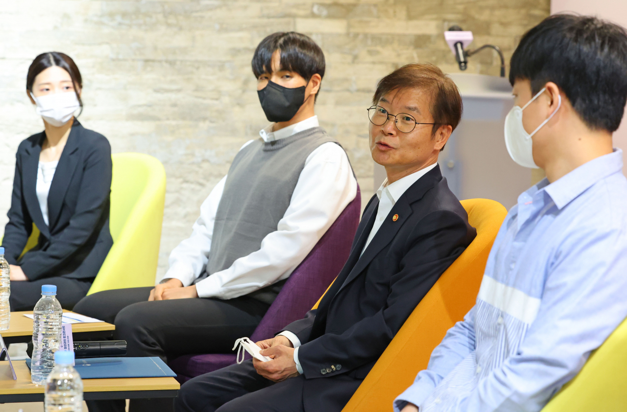 이정식 고용노동부 장관이 21일 오후 서울 광진구 세종대학교 대학일자리플러스센터를 방문해 청년들과 간담회를 하고 있다. [연합]