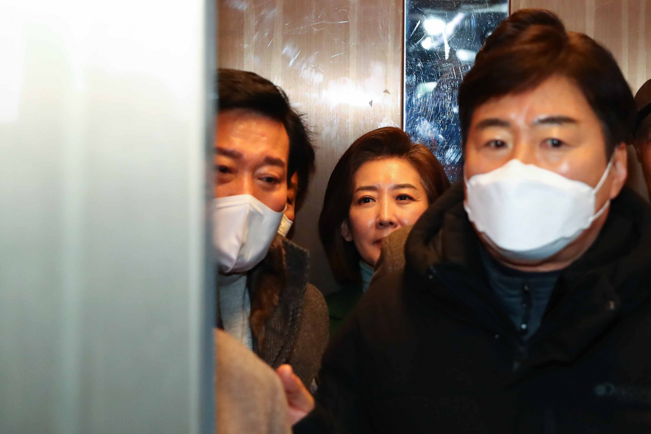 국민의힘 나경원 전 의원이 25일 오전 서울 여의도 국힘의힘 당사에서 전당대회 불출마 입장을 밝힌 뒤 당사를 나서고 있다. [연합]