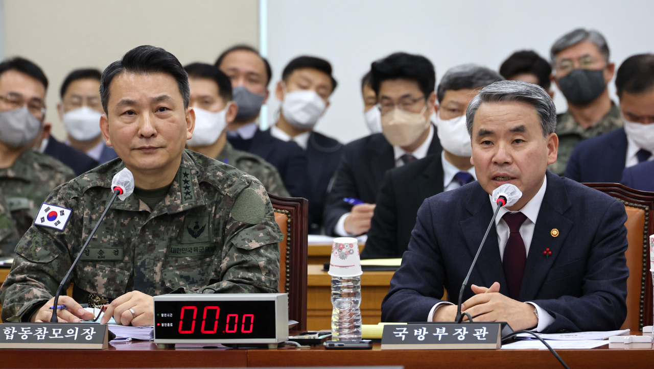 유◇엔군사령부는 26일 북한 무인기의 지난달 대한민국 영공 침범과 함께 이에 대응한 한국군 무인기의 비무장지대(DMZ) 이북 전개에 대해서도 정전협정 위반이라는 입장을 밝혔다. 이종섭 국방부 장관(오른쪽)과 김승겸 합참의장이 이날 국회 국방위원회 전체회의에서 북한 무인기 관련 질의에 답변하고 있다. [연합]