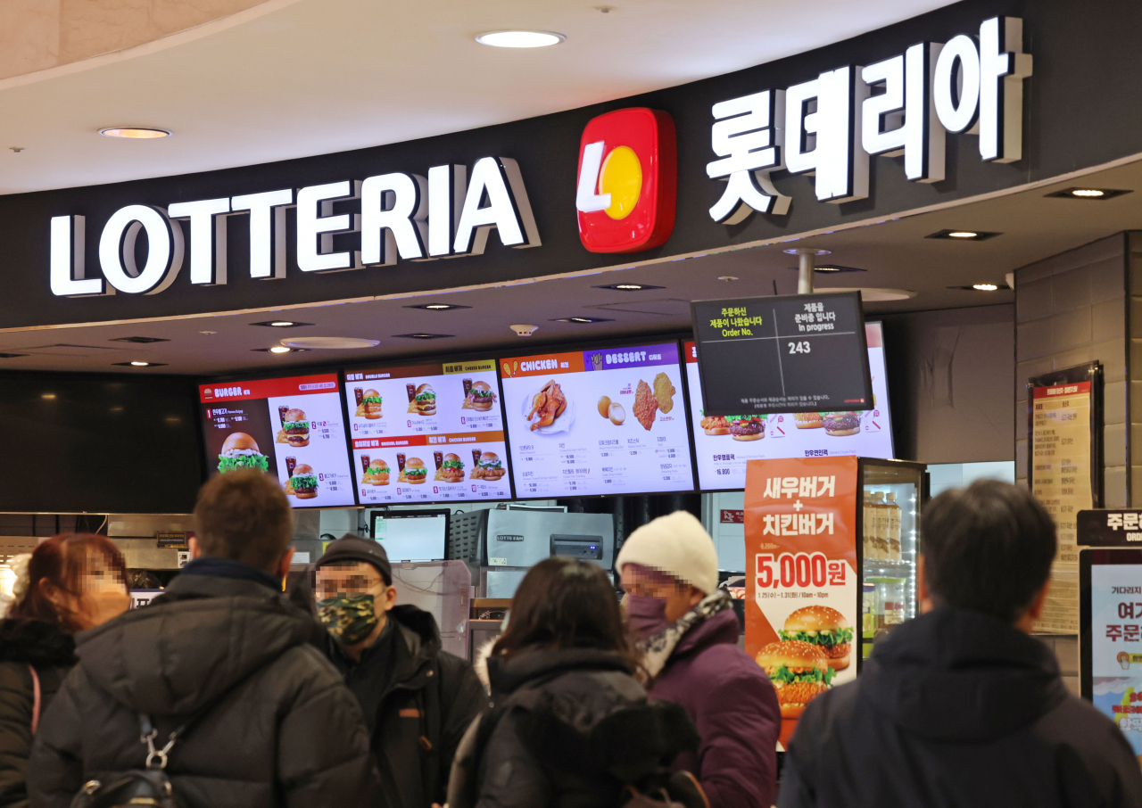 버거 프랜차이즈 브랜드 롯데리아가 물류비와 인건비의 상승으로 내달 2일부터 제품 판매 가격을 평균 5.1% 인상한다고 26일 밝혔다. 사진은 이날 오후 서울의 한 롯데리아 매장 모습. [연합]