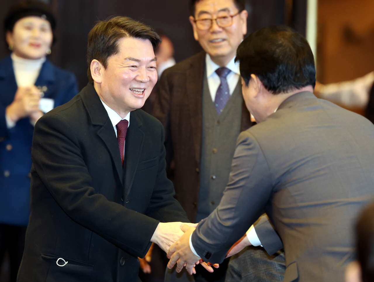 국민의힘 당권 주자인 안철수 의원이 26일 오전 인천시 연수구 라마다송도호텔에서 열린 인천경영포럼 초청강연회에 참석해 경제인들과 인사하고 있다. [연합]