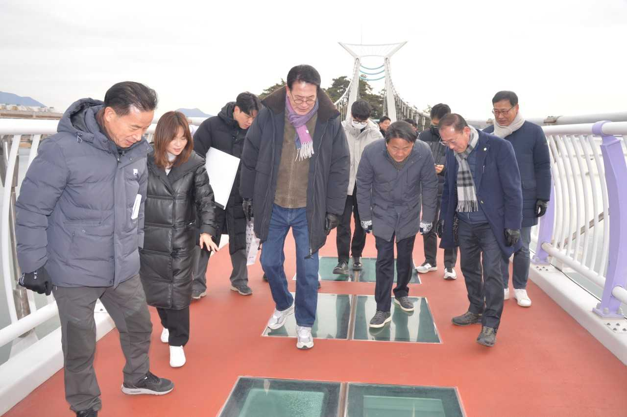 이순걸 울주군수(앞줄 가운데)가 26일 산악·해양 관광개발 벤치마킹을 위한 선진지 견학을 하고 있다. [사진=울주군]
