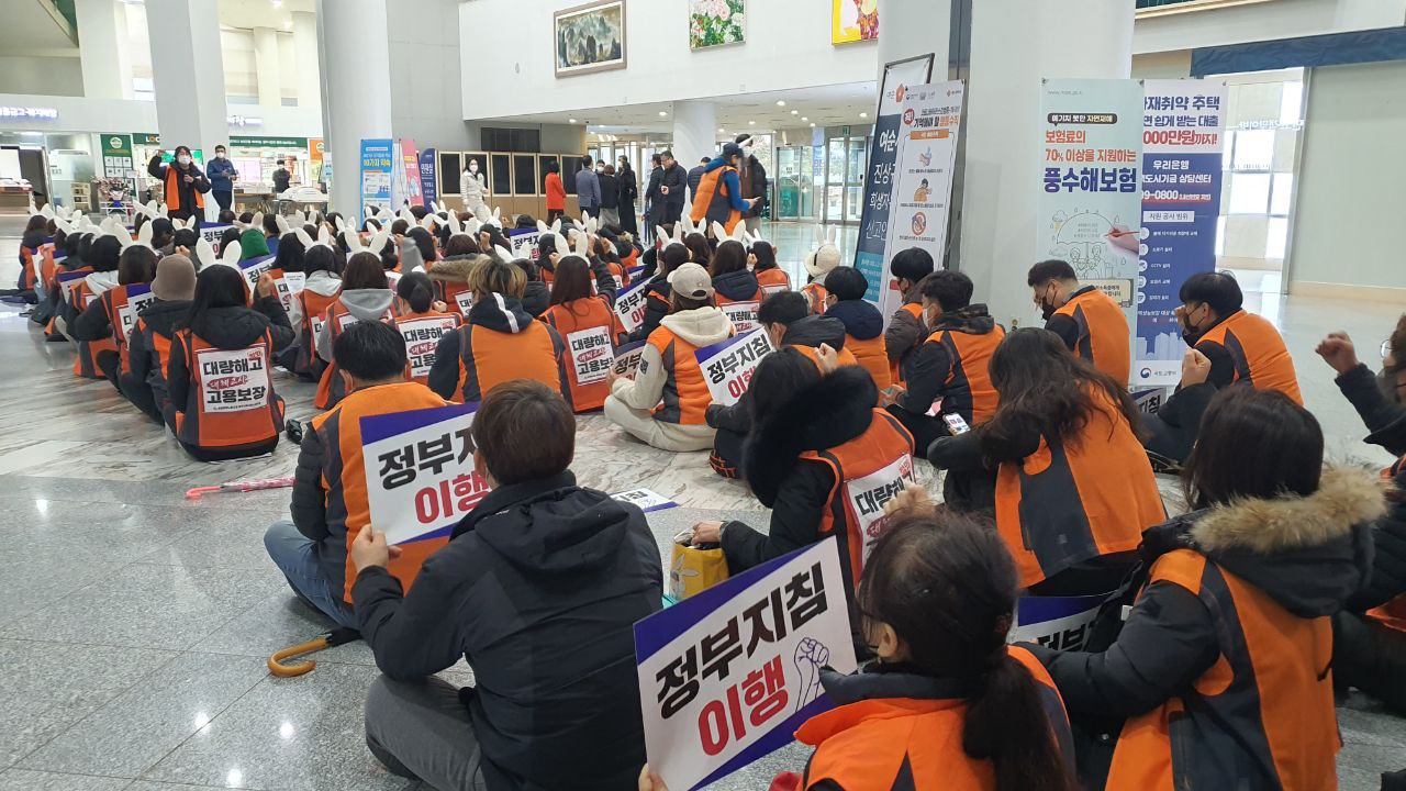 광주광역시 어린이집 보육 대체 교사들이 시청에서 '민간위탁 노동자 근로조건 보호 가이드라인'에 따른 대체 교사 고용 연장·보호를 촉구하는 기자회견을 하고 있다. 연합뉴스