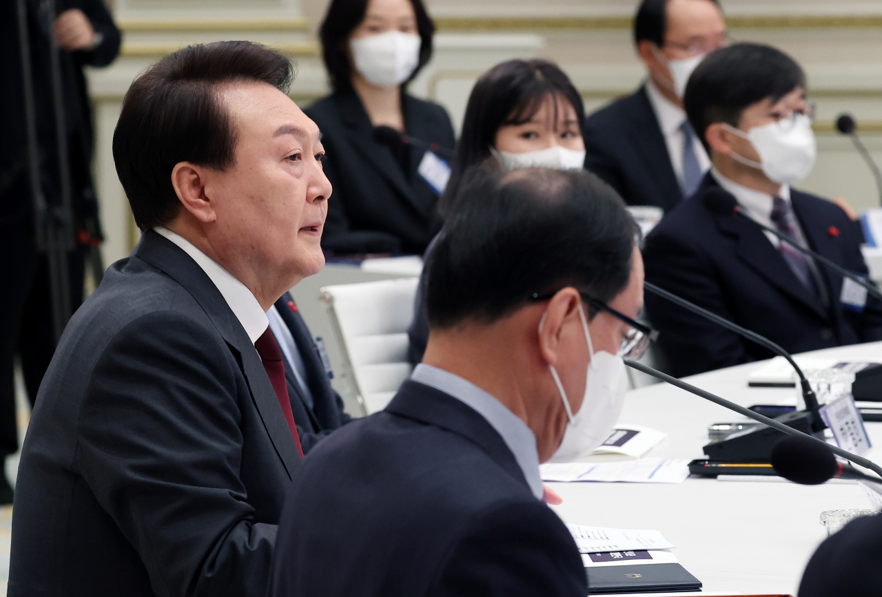 윤석열 대통령이 26일 청와대 영빈관에서 열린 법무부·공정위·법제처 등에 대한 업무보고에서 발언하고 있다. [연합]