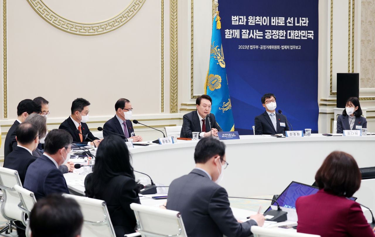 윤석열 대통령이 26일 청와대 영빈관에서 열린 법무부, 공정거래위원회, 법제처 등에 대한 업무보고에서 발언하고 있다. [연합]