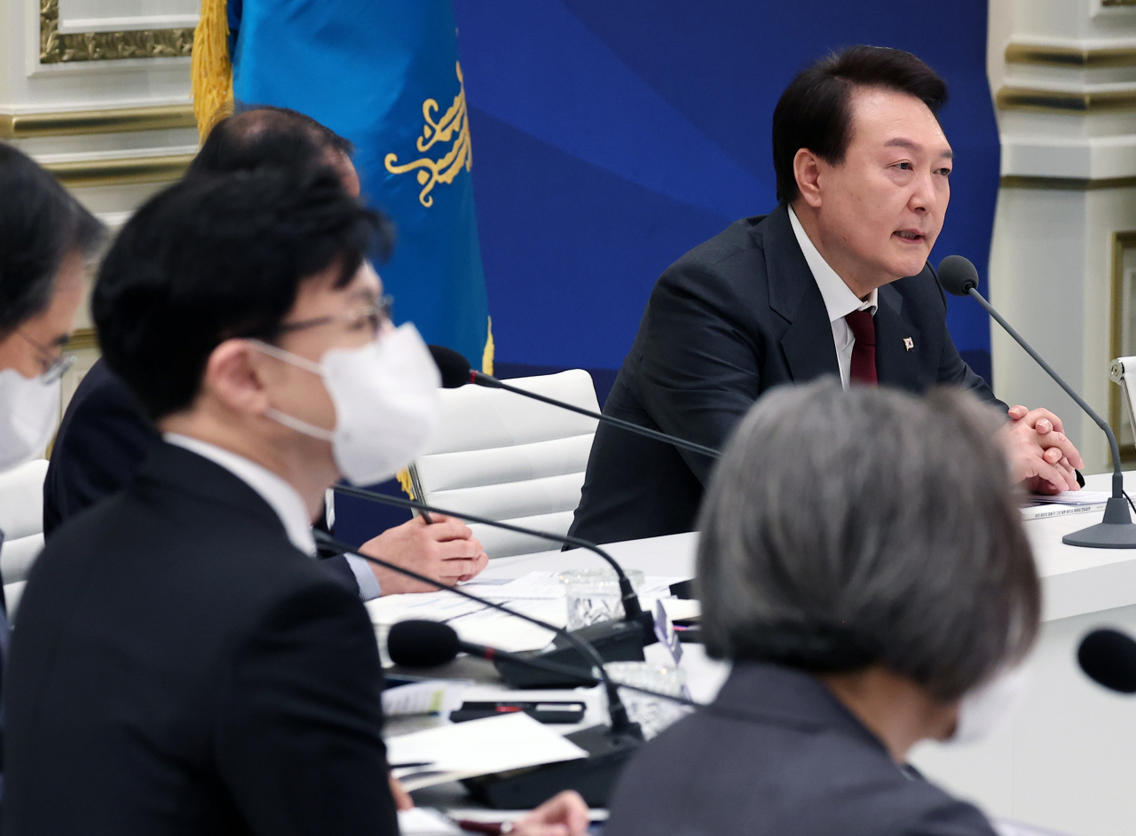 윤석열 대통령이 26일 청와대 영빈관에서 열린 법무부·공정위·법제처 등에 대한 업무보고에서 발언하고 있다. 왼쪽은 윤 대통령 발언 경청하는 한동훈 법무부 장관. [연합]