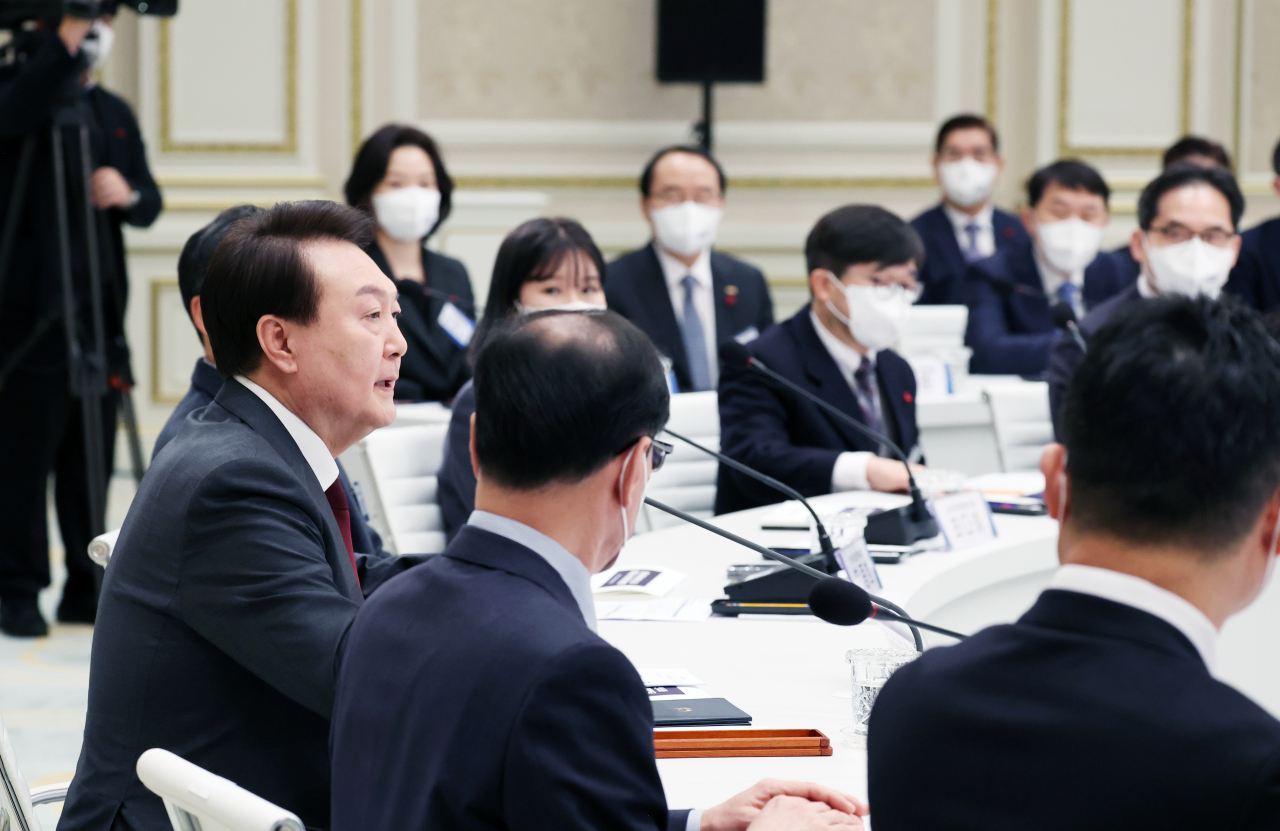 윤석열 대통령이 26일 청와대 영빈관에서 열린 법무부, 공정거래위원회, 법제처 등에 대한 업무보고에서 발언하고 있다. [연합]
