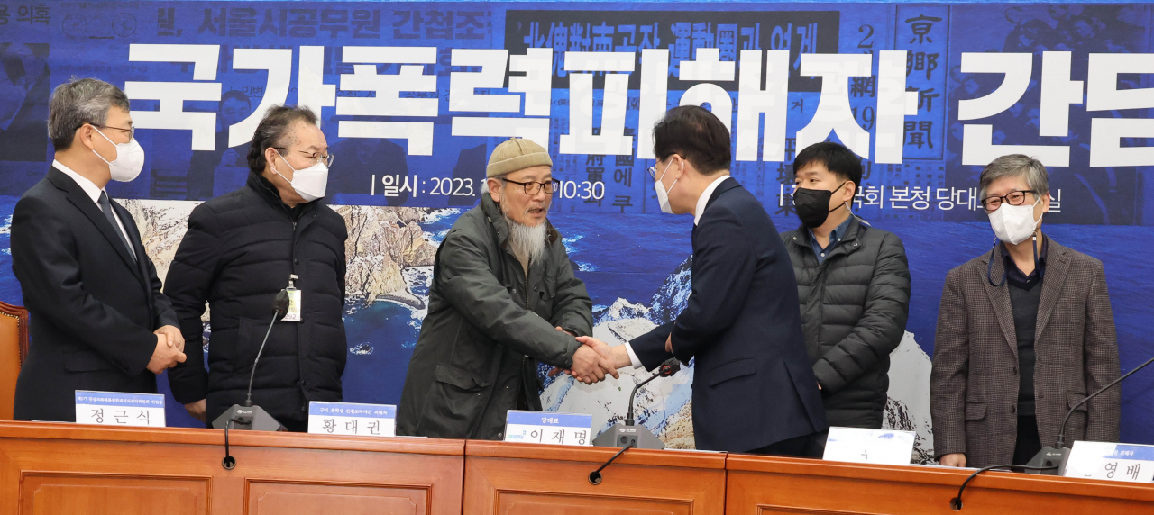 이재명 더불어민주당 대표가 26일 국회에서 열린 국가폭력피해자 간담회에서 참석자들과 인사하고 있다. [연합뉴스]