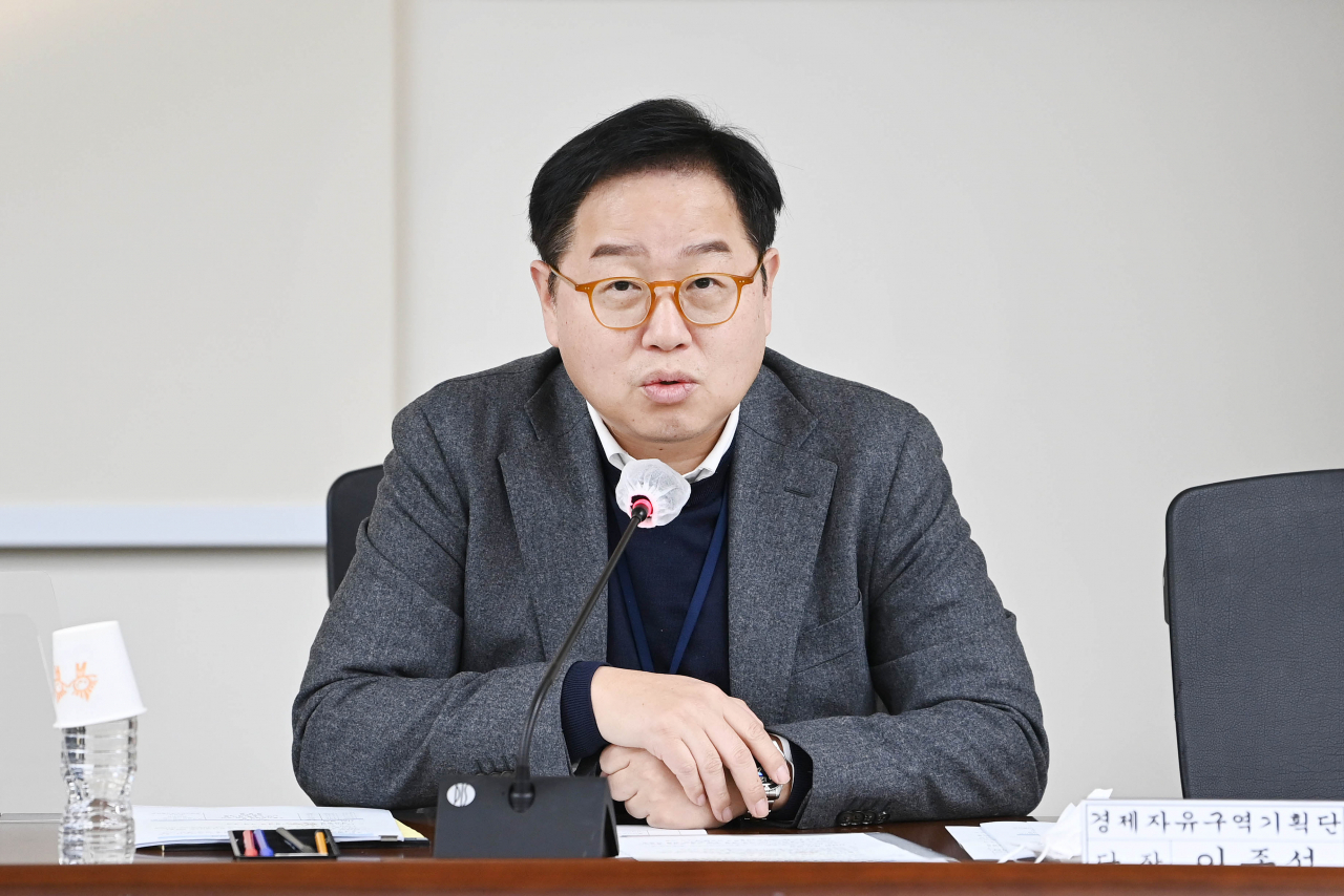 이종석 경제자유구역기획단장이 26일 정부세종청사 산업통상자원부에서 진행된 긴급 간담회에서 모두발언을 하고 있다. [산업통상자원부 제공]