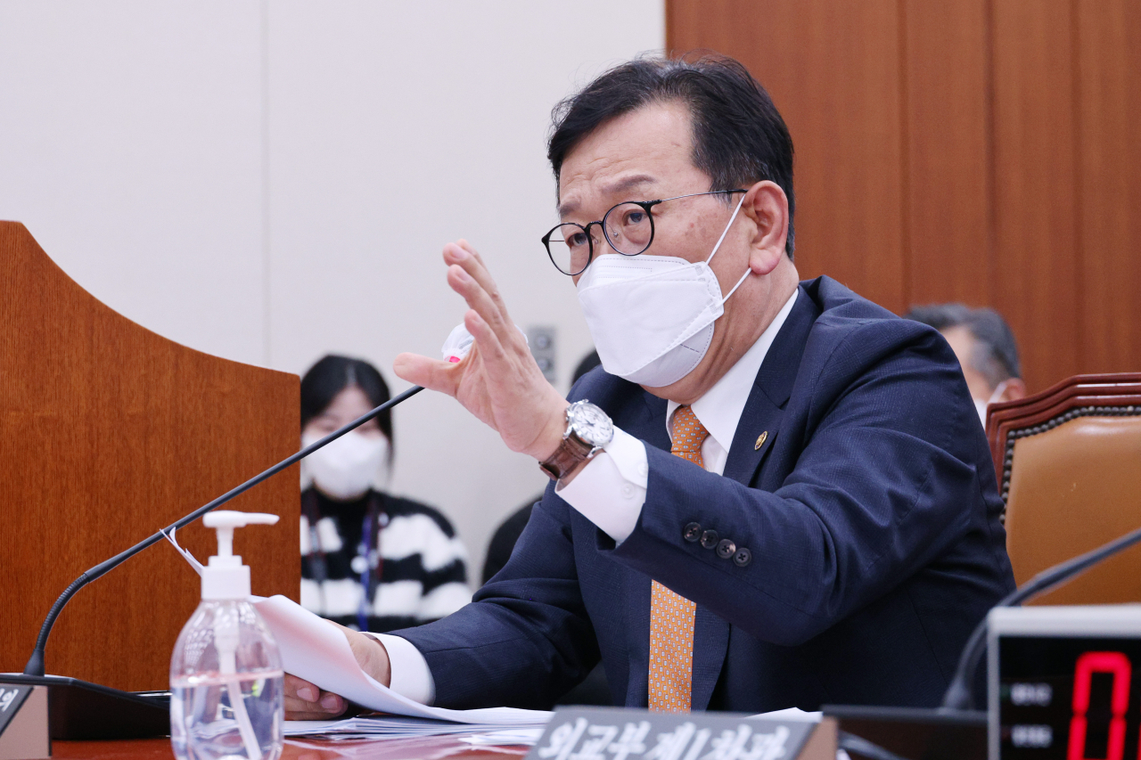 석동현 민주평화통일자문회의 사무처장이 지난 17일 오후 국회에서 열린 외교통일위원회에서 의원 질의에 답하고 있다. [연합]