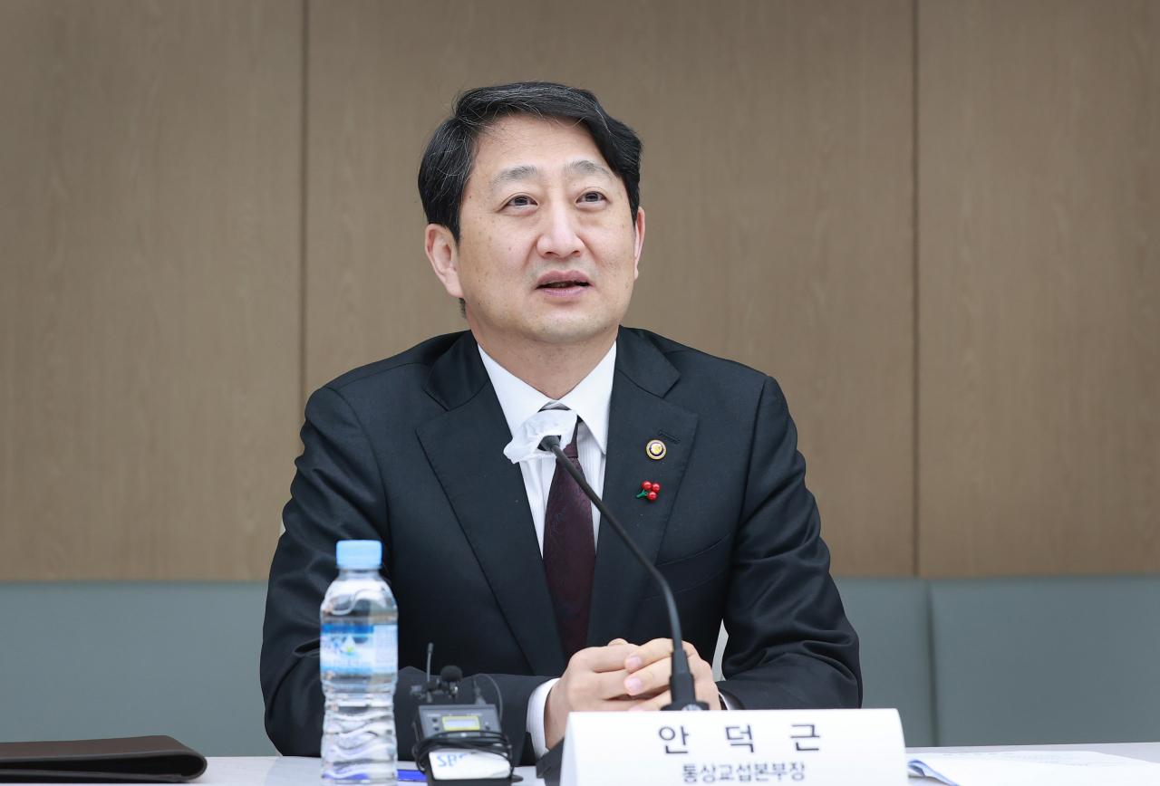 안덕근 산업통상자원부 통상교섭본부장이 26일 서울 중구 대한상공회의소 EC룸에서 열린 '연구기관 수출 간담회'를 주재하고 있다. 연합뉴스