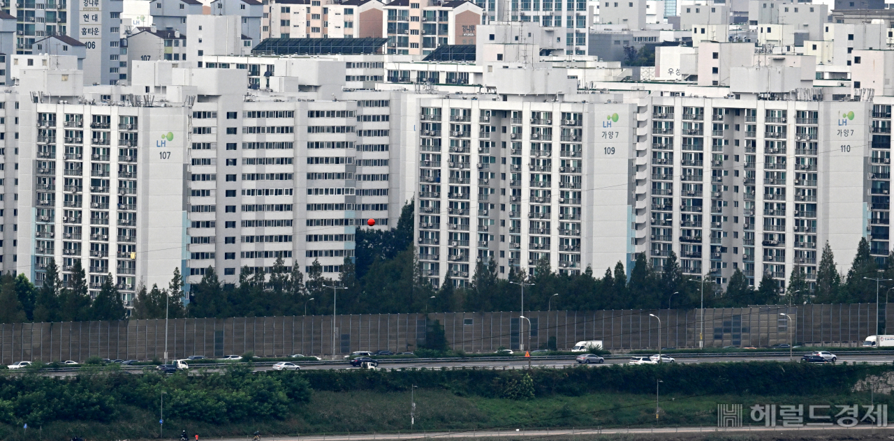 [단독] 한파에 폭염 걱정 영구임대의 설움…LH ‘에어컨’ 설치 끝내 무산 [부동산360]