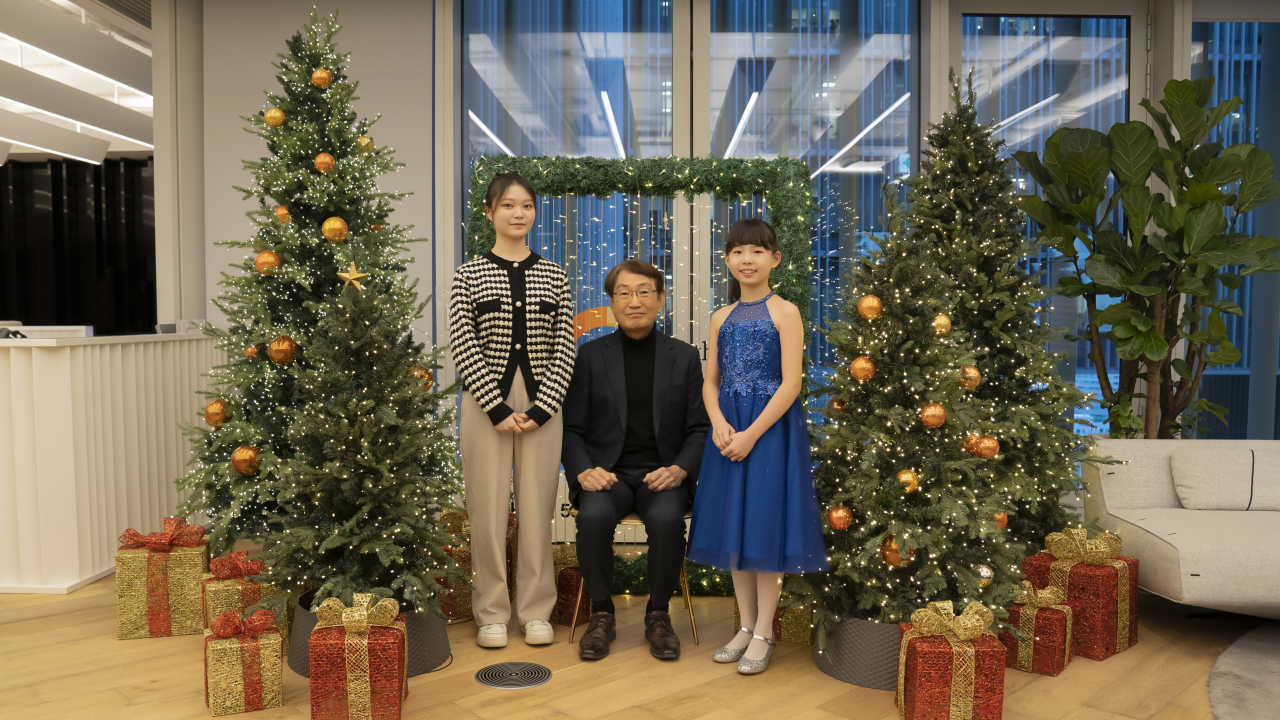 서태식 삼일미래재단 이사장(가운데)이 재단 영재청소년인 홍유진(바이올린·왼쪽), 김정아(첼로)와 기념촬영을 하고 있다.[삼일회계법인 제공]