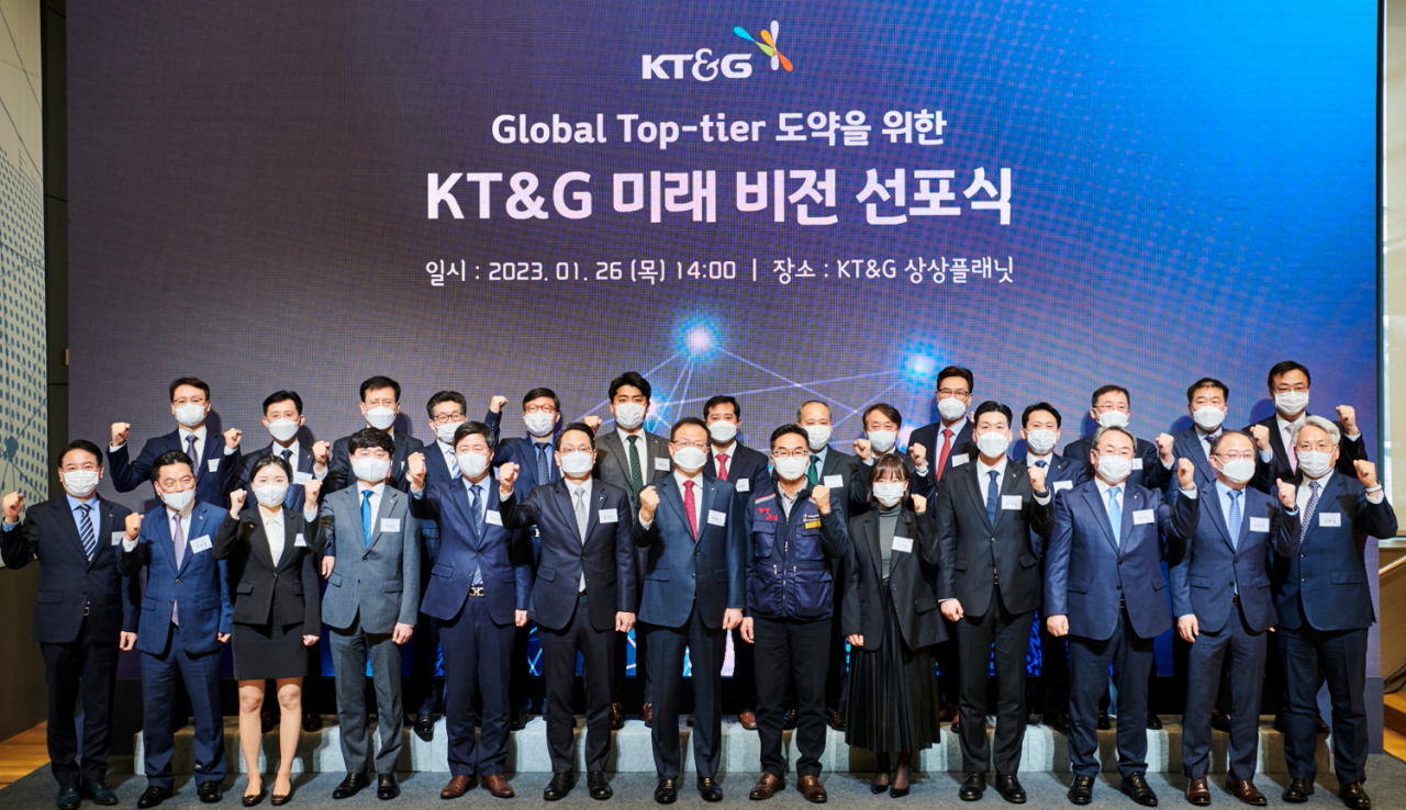 KT&G가 26일 서울 성동수 KT&G 상상플래닛에서 ‘KT&G 미래 비전 선포식’을 열고, 글로벌 ‘톱 티어(Top-Tier)’ 기업으로의 도약을 위한 그룹 목표와 청사진을 공개했다. 백복인(앞줄 가운데) 사장을 비롯한 KT&G 임직원들이 기념촬영 하고 있는 모습.[KT&G 제공]