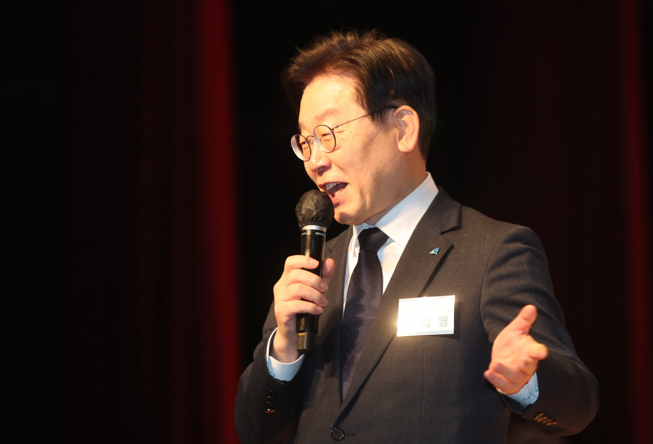 이재명 더불어민주당 대표가 26일 전북 전주시 한국전통문화전당 공연장에서 열린 ‘찾아가는 국민보고회’에서 단상에 올라 발언하고 있다. [연합]