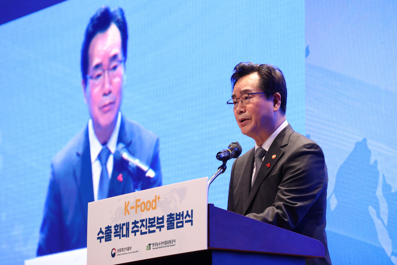정황근 농림축산식품부 장관이 26일 오후 서울 서초구 aT센터에서 열린 'K-푸드+ 수출 확대 추진본부’ 출범식'에서 환영사를 하고 있다. 농식품부는 올해 농식품 분야 수출 목표를 작년보다 12% 늘어난 130억달러로 설정하고, 정 장관이 추진본부장을 맡아 민관 협력을 진두지휘하기로 했다. [연합]