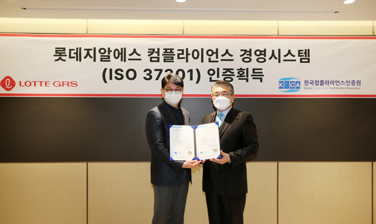 26일 롯데GRS 컴플라이언스 경영시스템(ISO 37301) 인증 획득 수여식에 참여한 차우철(왼쪽) 롯데GRS 대표와 한국컴플라이언스인증원(KCCA)의 이원기 원장. [롯데GRS 제공]