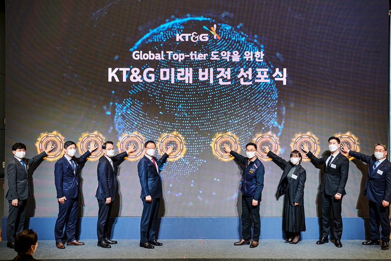 KT&G가 26일 서울 성동구 성수동 KT&G 상상플래닛에서 ‘KT&G 미래 비전 선포식’을 열고, 글로벌 ‘톱 티어(Top-Tier)’ 기업으로의 도약을 위한 그룹 목표와 청사진을 공개했다. 백복인(왼쪽 네 번째) 사장을 비롯한 KT&G 임직원들이 미래 비전 선포식 행사 후 기념 세리머니를 하고 있는 모습. [KT&G 제공]