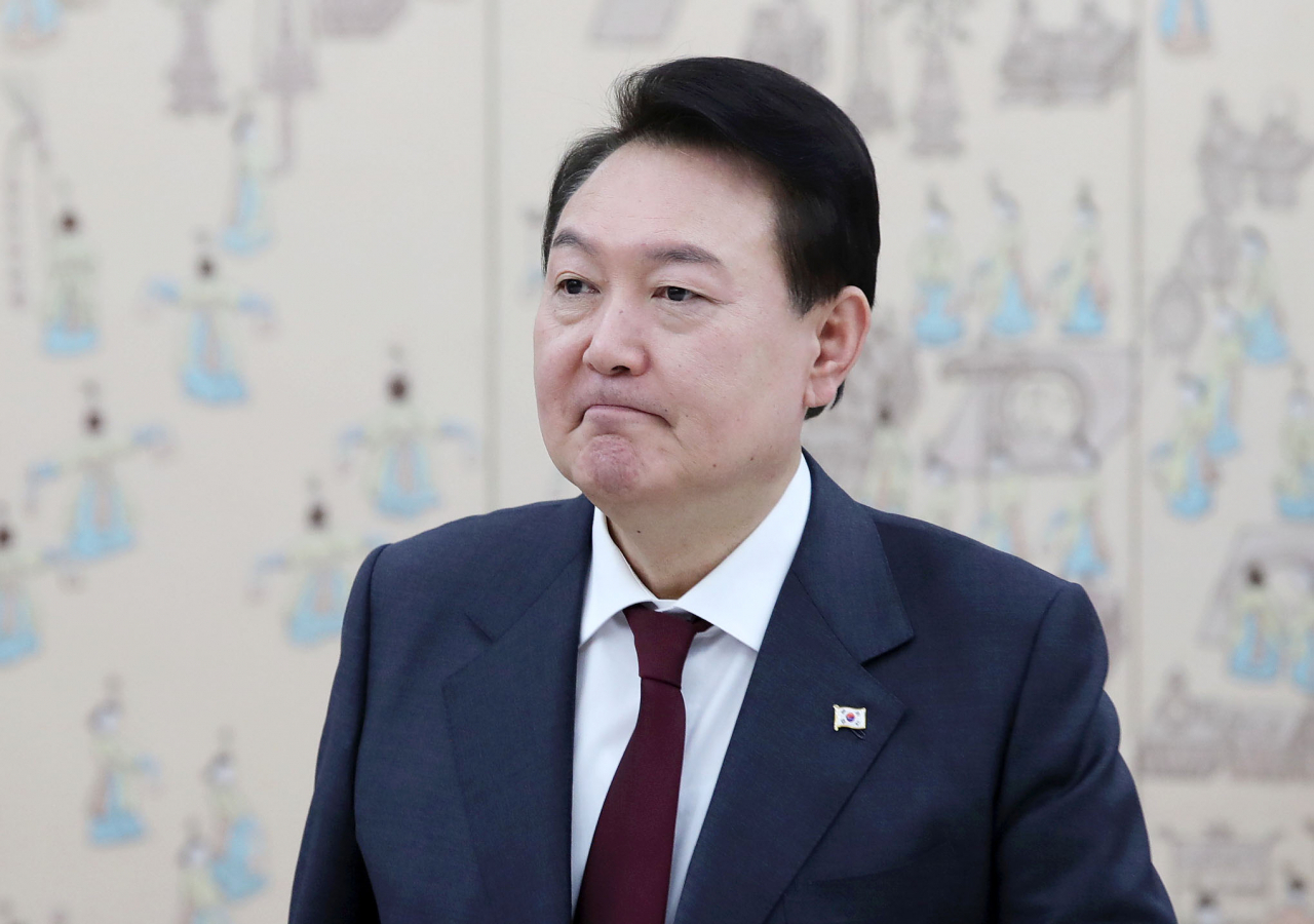윤석열 대통령이 지난 26일 오후 서울 용산 대통령실 청사에서 열린 주한 대사 신임장 제정식을 마치고 이동하고 있다. [연합]