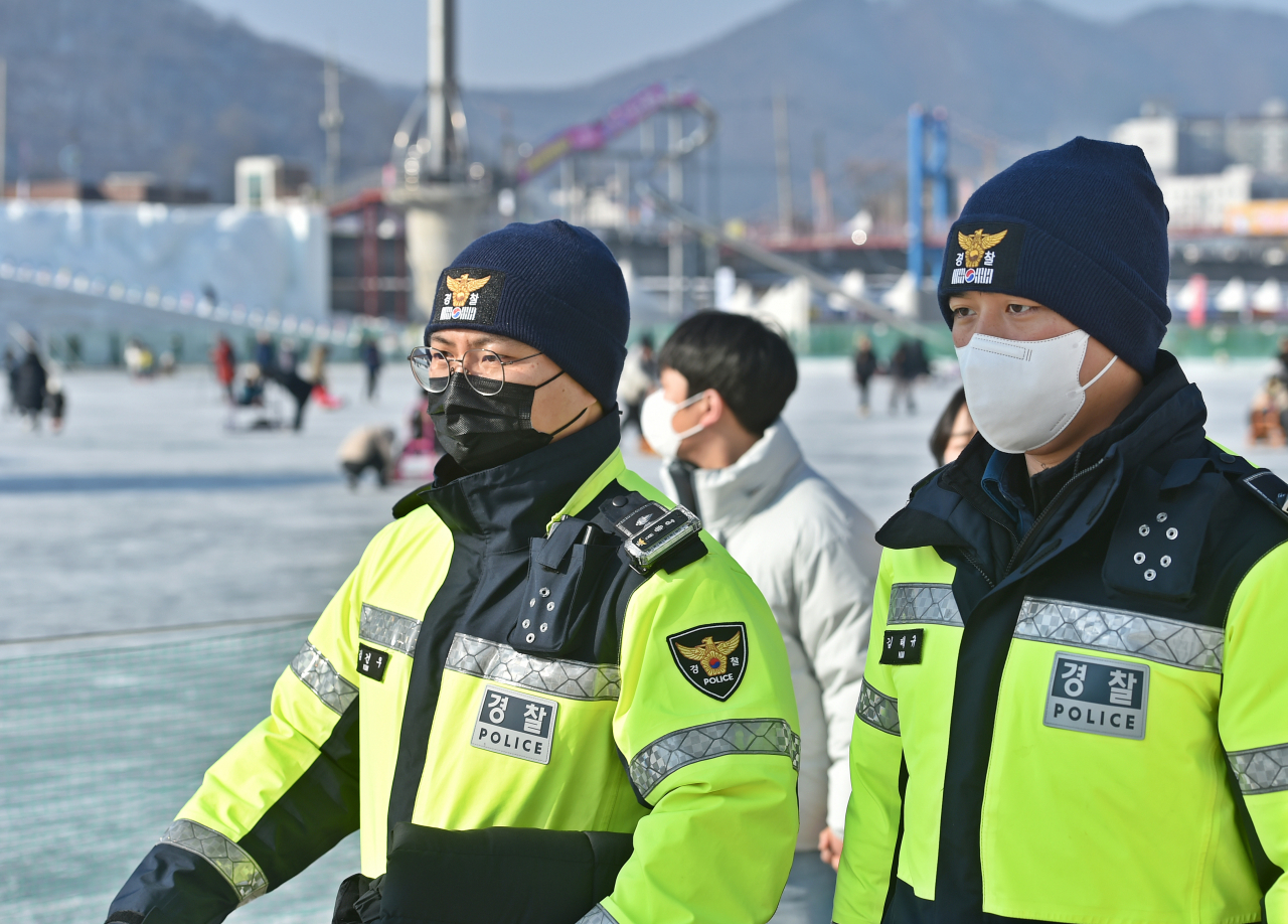 사진은 기사 내용과 무관. 지난 12일 강원 화천 산천어축제장 일원에서 강원경찰청이 화천경찰, 기동대 등 가용한 인원을 총동원해 안전 점검 및 범죄 취약지역에 대한 순찰 활동을 강화하고 있다. [연합]